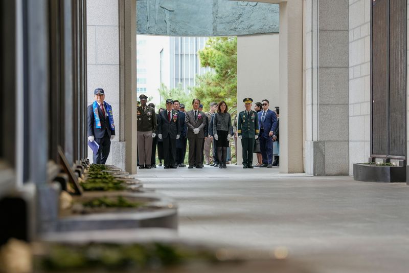 미셸 스틸 주한 미국대사와 제이비어 브런슨 주한미군사령관이 지난 29일 서울 용산 전쟁기념관에서 거행된 장진호 전투 76주년 추모식 참석하고 있다. 사진=스틸 대사 엑스