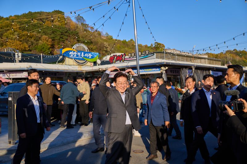 이재명 대통령이 31일 경북 영양전통시장을 방문, 주민들과 인사하고 있다. 청와대 제공