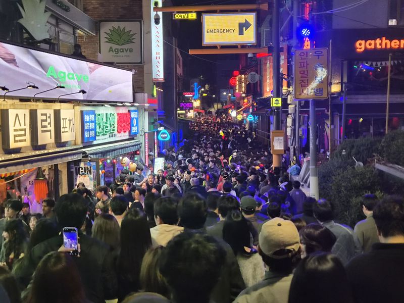 핼러윈 당일인 31일 서울 용산구 이태원역 인근 세계음식문화거리가 시민들로 붐비는 모습. /사진=뉴시스