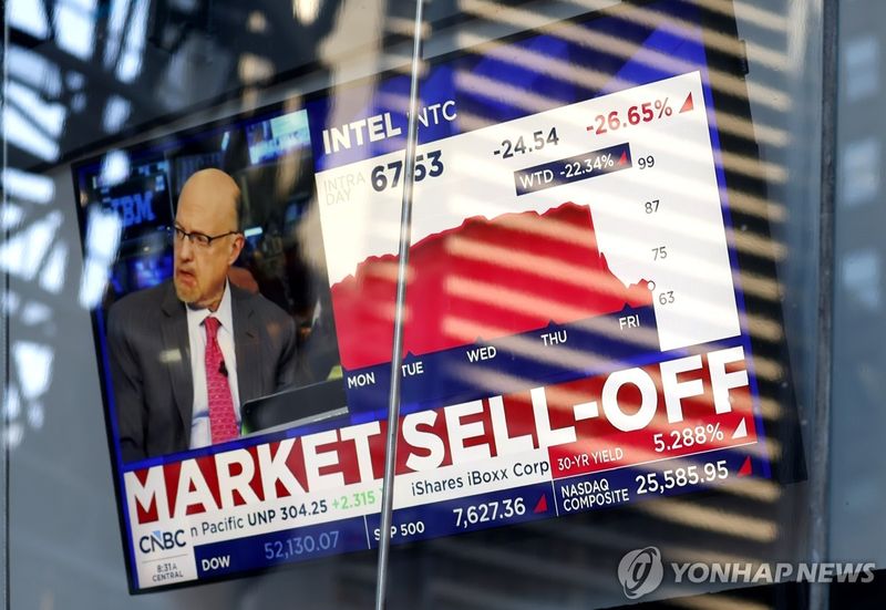 지난달 31일 개장 직후 인텔 주가가 26% 넘게 급락했다는 소식이 비치고 있는 뉴욕 타임스퀘어 전광판 (출처=연합뉴스)